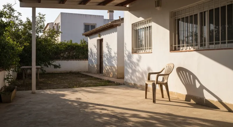 Caseta metálica en jardín familiar mediterráneo en Amer